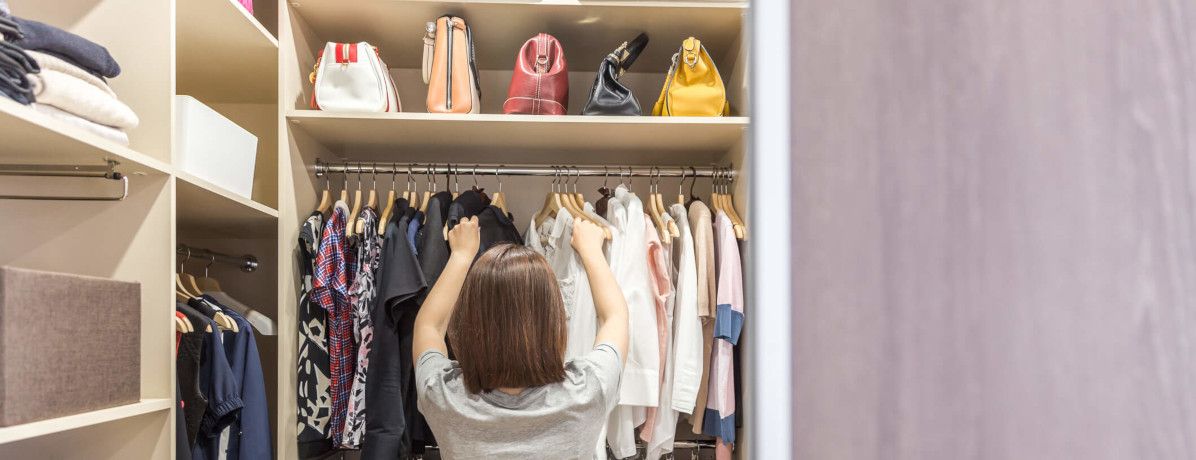 Aproveite o tempo livre e saiba como organizar o guarda-roupa em 8 passos